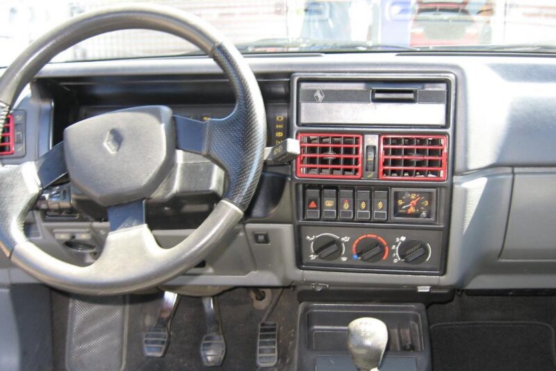 Como fazer a limpeza interna do carro do jeito certo